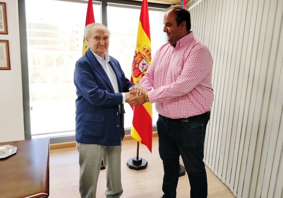 Santos Carrasco y Roberto Martín, en el Ayuntamiento de Guijuelo tras la designación.