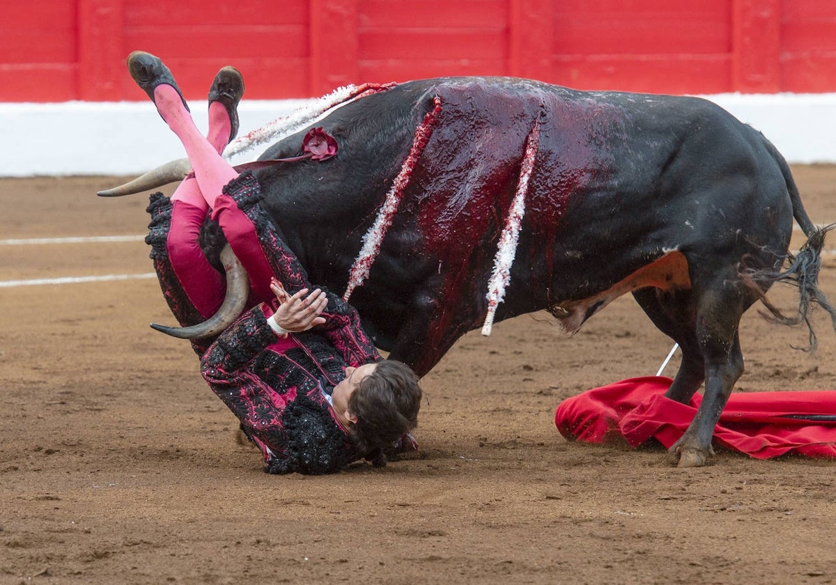 El primer percande del espada peruano Roca Rey en Santander.