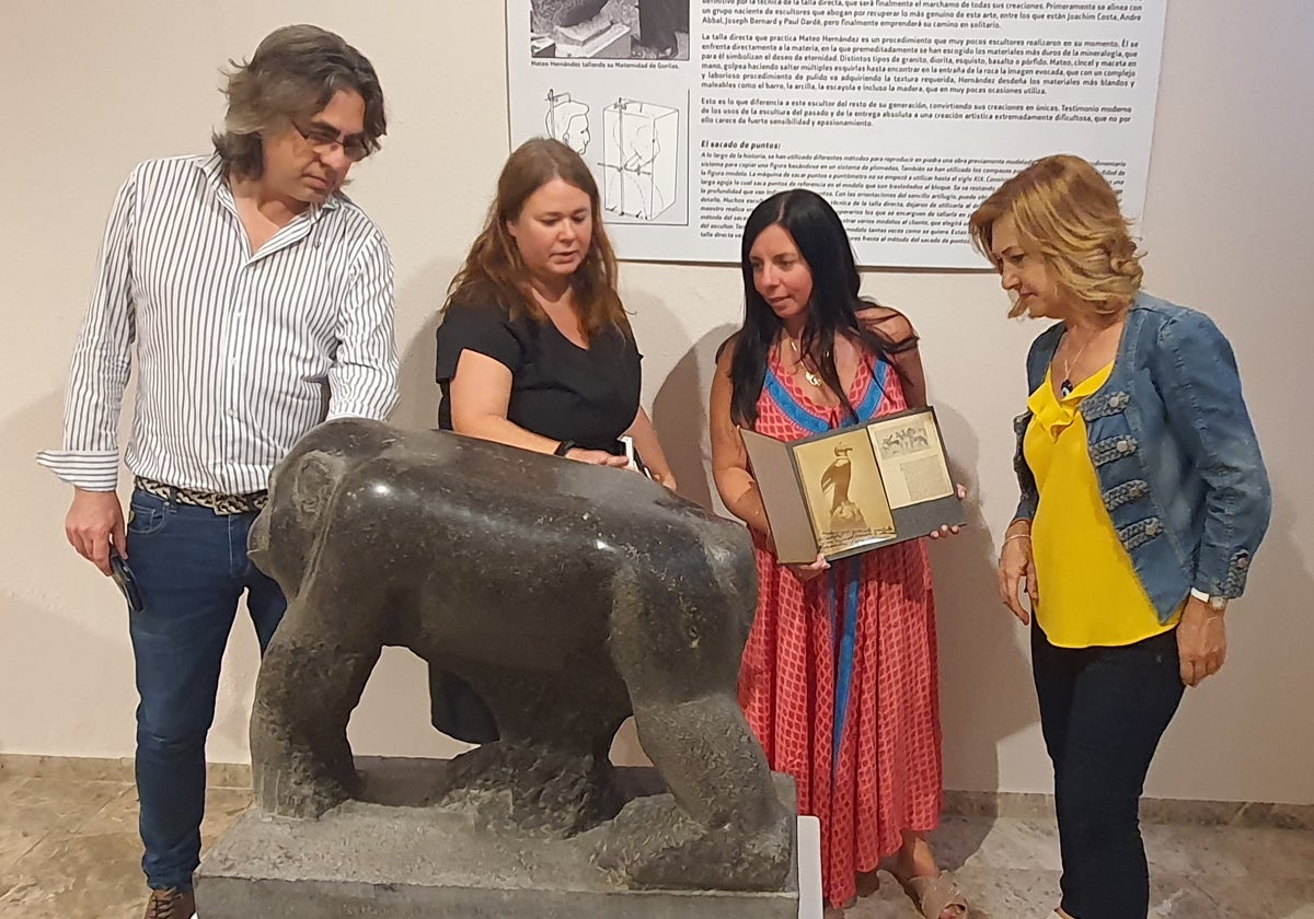 Imagen de Luis Francisco Martín, Ana Iglesias, María Luján y Purificación Pozo, en el museo dedicado al escultor bejarano.