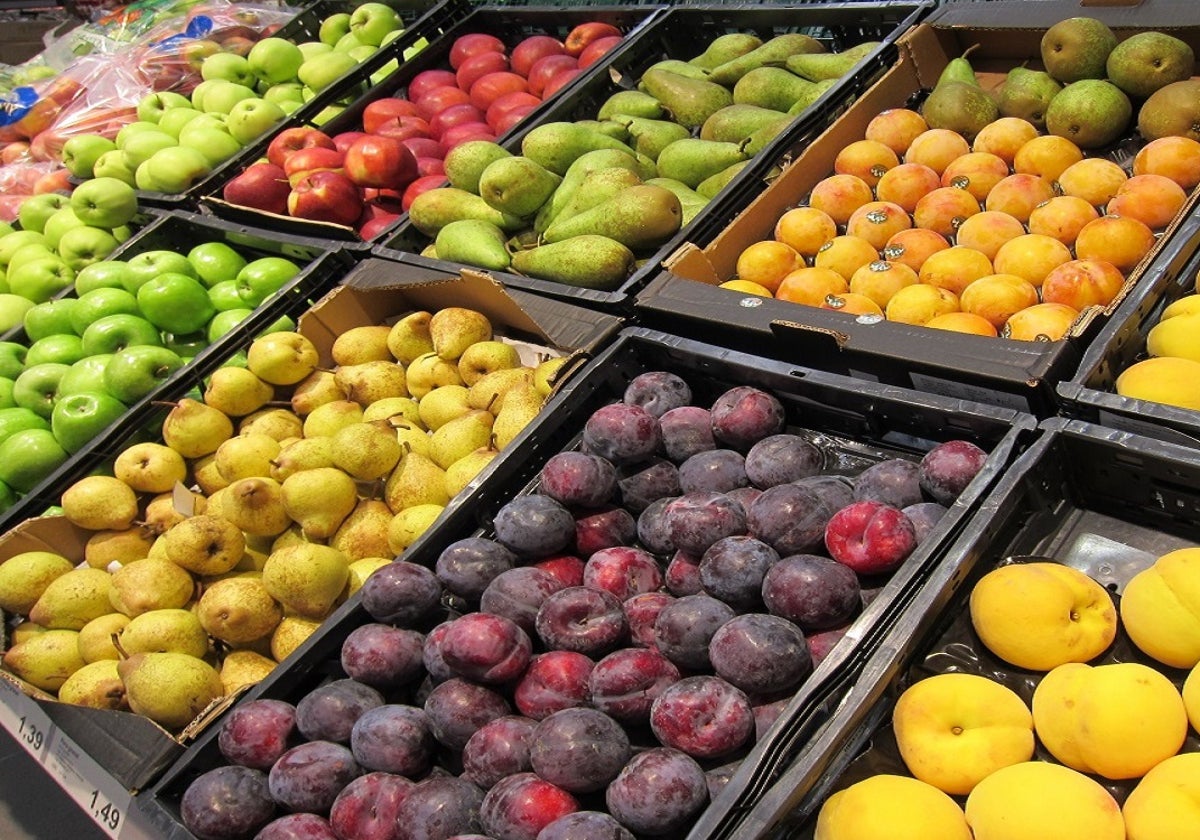 Cestas de fruta variada.