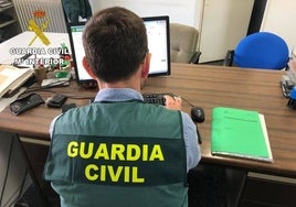 Guardia Civil en un ordenador