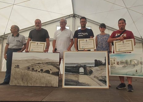 Imagen secundaria 1 - Vista de la comida del año pasado amenizada por la charanga, los ganadores del concurso de pintura de 2022 y el alcalde. Eusebio García, en el mirador instalado en el patio de armas del castillo de la Mora encantada frente al río.