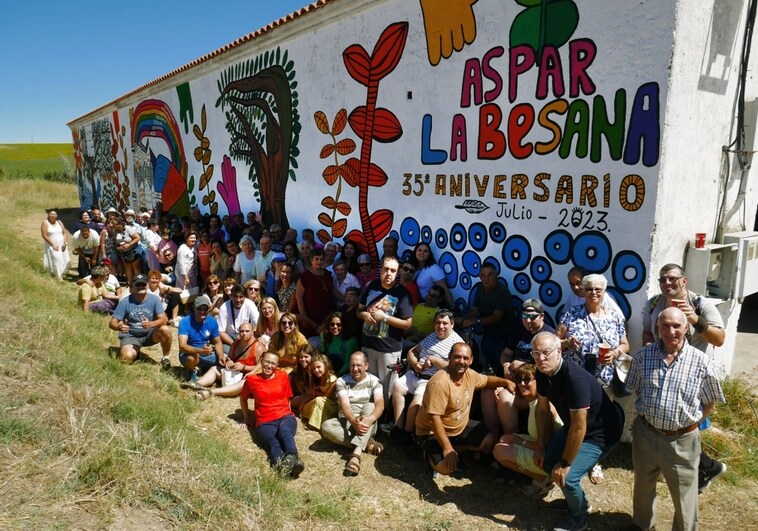 'Aspar La Besana' cumple 35 años inaugurando un colorido mural en Calzada de Valdunciel
