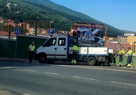 Imagen de los operarios municipales recogiendo el panel electoral ubicado junto al cuartel de la Guardia Civil de Béjar.