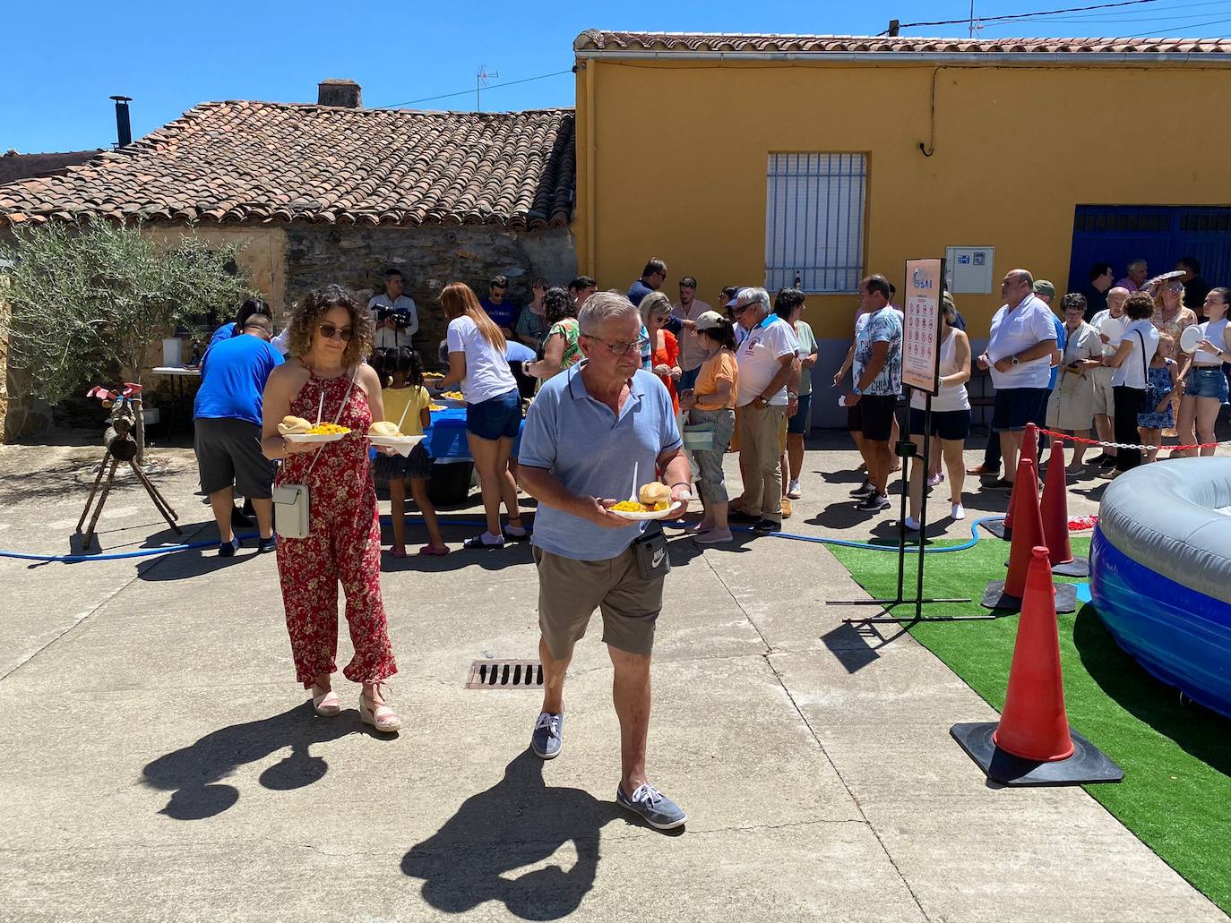 Despedida festiva en Cabezuela de Salvatierra con homenaje incluido