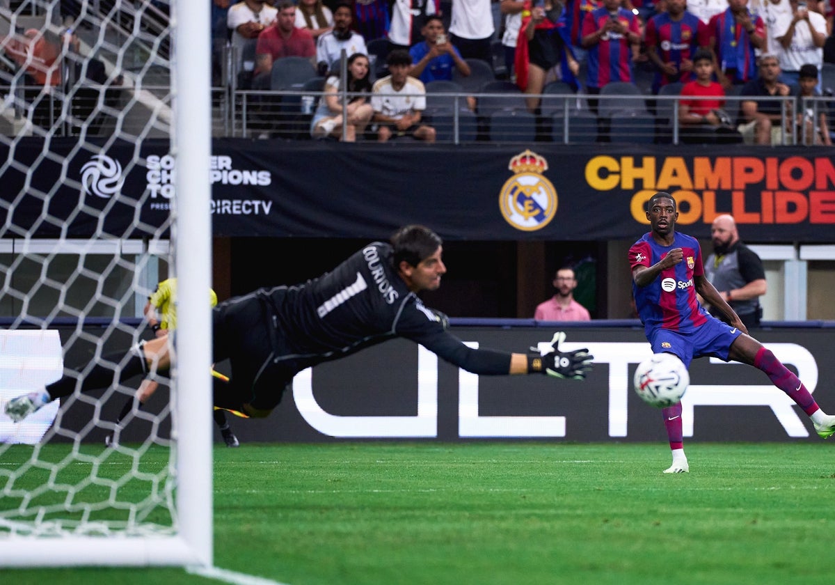 Dembélé bate a Courtois en el primer tanto del Barça.