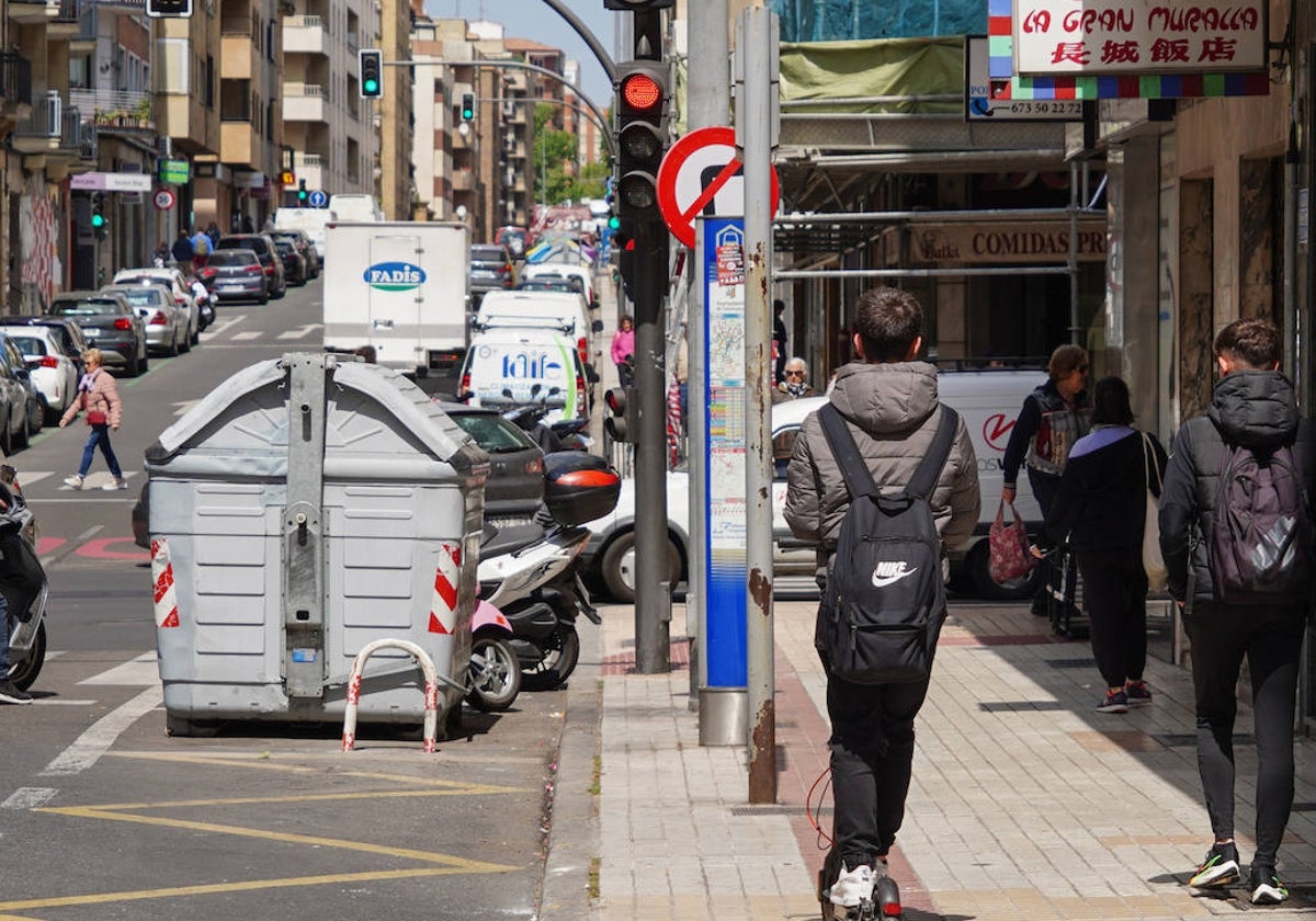 Un patinete eléctrico sobre la acera de la avenida Italia a principios del verano