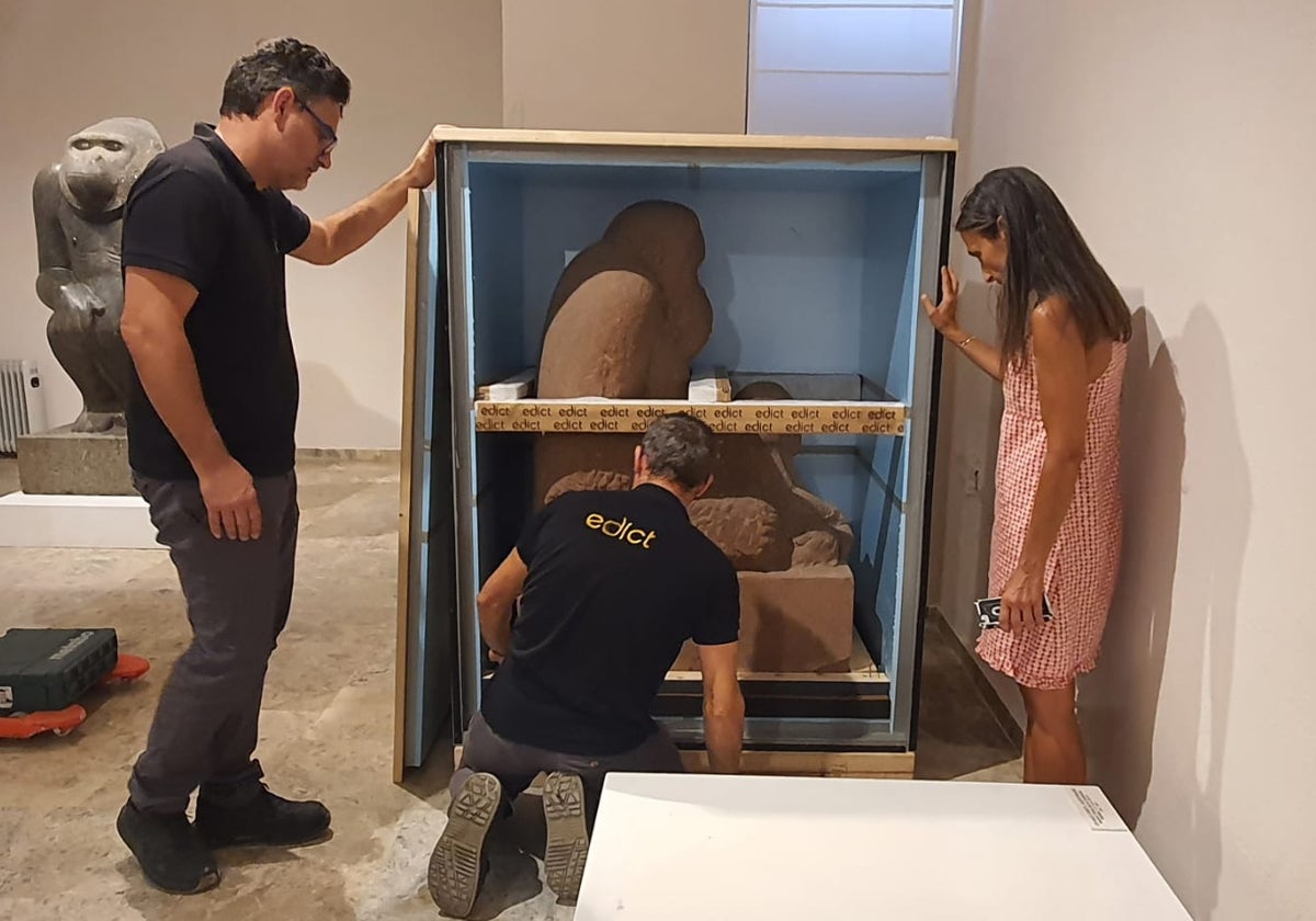 Imagen de los técnicos de la empresa de transporte y la restauradora del Museo Reina Sofia comprobando el estado de la escultura.