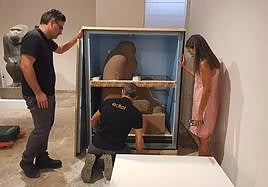 Imagen de los técnicos de la empresa de transporte y la restauradora del Museo Reina Sofia comprobando el estado de la escultura.