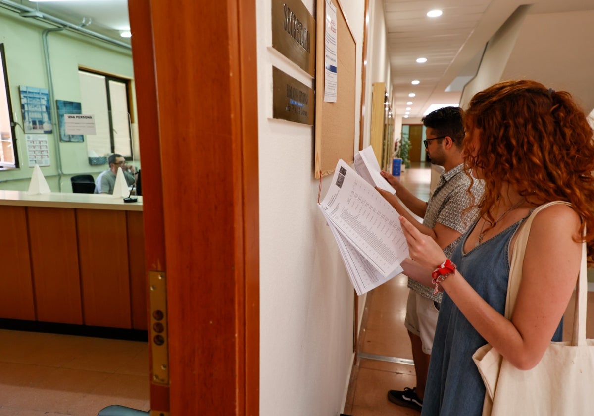 Estudiantes consultado los listados de admitidos de la Facultad de Medicina