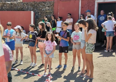 Imagen secundaria 1 - Diferentes momentos de la jornada de juegos celebrada en la plaza de toros de Valero.