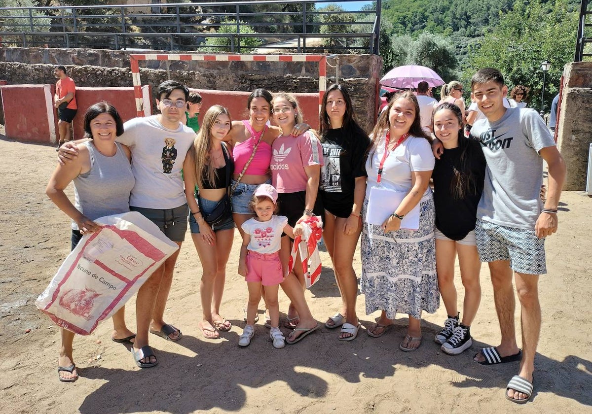 Participantes en los juegos realizados en la plaza de toros.