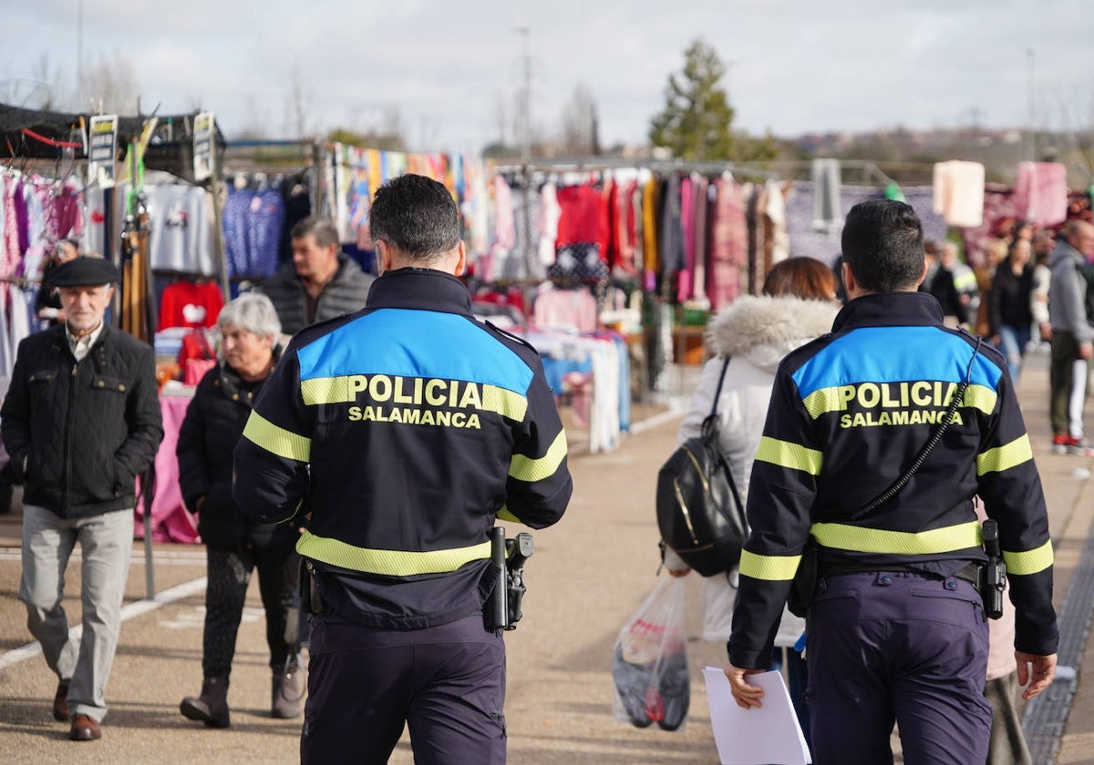 Dos policías locales durante un rastreo en Salamanca.