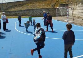 Los niños del colegio, en una actividad intergeneracional con los jubilados del pueblo durante el curso pasado.