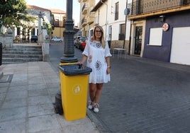 La concejala Laura Martín muestra uno de los contenedores ya instalados en la plaza de Julián Coca.