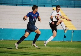 Fassani trata de bajar un balón con el mismo durante el primer amistoso ante el Móstoles.