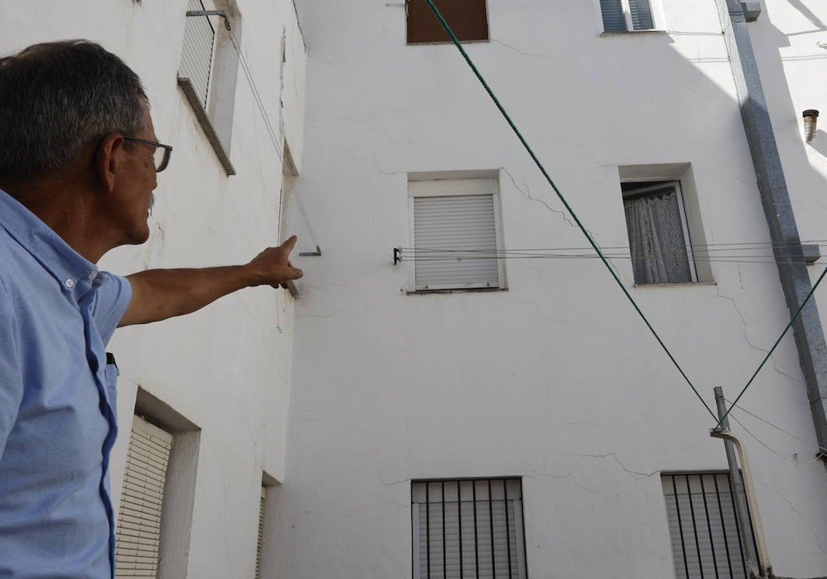 Un vecino muestra las grietas de patio interior, justo en la zona más cercana al local en el que se habrían realizado obras