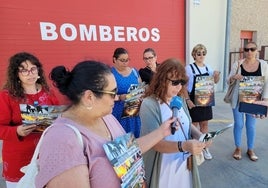 Integrantes de la Plataforma Ciudadana «12 de junio» durante la convocatoria de la manifestación del próximo lunes en Ciudad Rodrigo