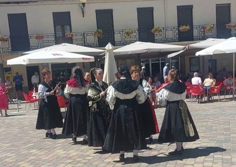 Imagen secundaria 1 - I Día del Campo Charro en las fiestas de verano de La Fuente de San Esteban