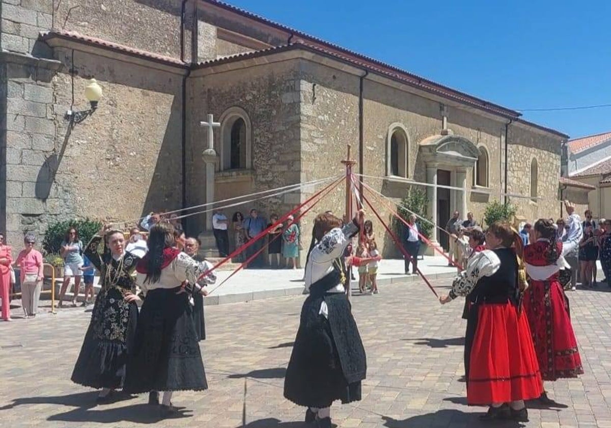 El Día de los Mayores, con actuaciones folclóricas, abrió el «Agosto Cultural» de La Fuente de San Esteban