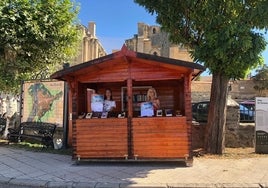 La edil de Cultura, Ana González, junto a la alcaldesa, Concepción Miguélez en la nueva biblioteca libre de la caseta de la Plaza del Peregrino en Alba de Tormes.