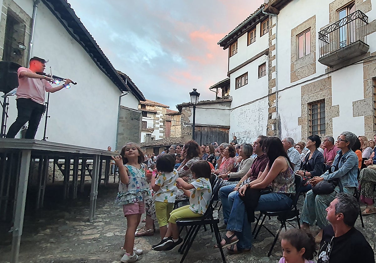 Imagen del público asistente a la actuación del violinista JaviLin.