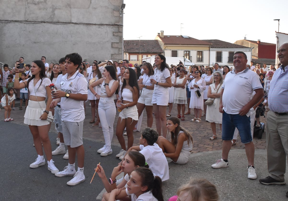 Imagen de los vecinos vestidos de blanco para cumplir con la temática ibicenca en el correpeñas inaugural.