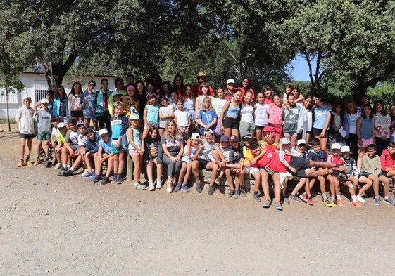 La directora del Instituto de la Juventud, con los escolares participantes en el programa