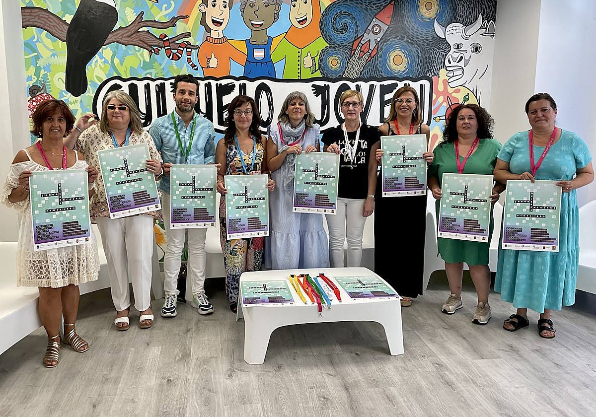 Responsables municipales y de la Diputación, en el centro juvenil durante la presentación de la campaña.