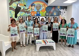 Responsables municipales y de la Diputación, en el centro juvenil durante la presentación de la campaña.