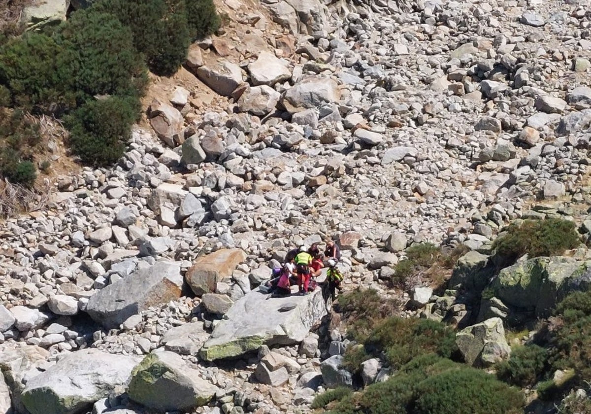 Foto de los rescatistas llegando al punto donde se encontraban atrapados los montañeros en la Sierra de Gredos.