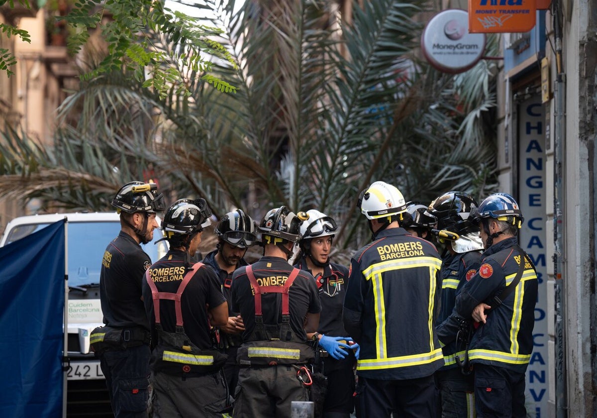 Bomberos acuden al Raval de Barcelona donde ha caído una palmera sobre una mujer.