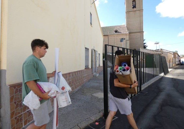 Imagen principal - Las peñas visten de fiesta las calles de Palaciosrubios