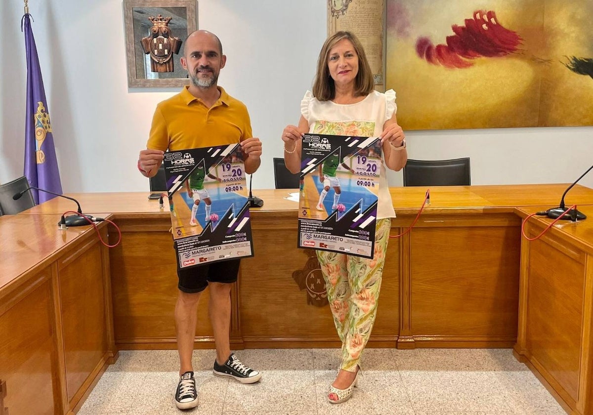 Pedro Pérez, concejal de Deportes, y Carmen Ávila, alcaldesa.