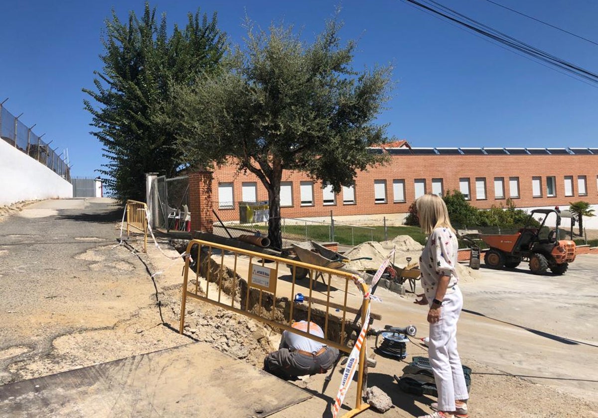 La alcaldesa, Concepción Miguélez, revisando el inicio de las obras.