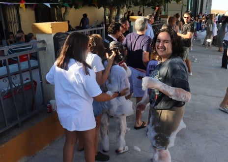 Imagen secundaria 1 - Momentos de diversión en las fiestas de Montejo.