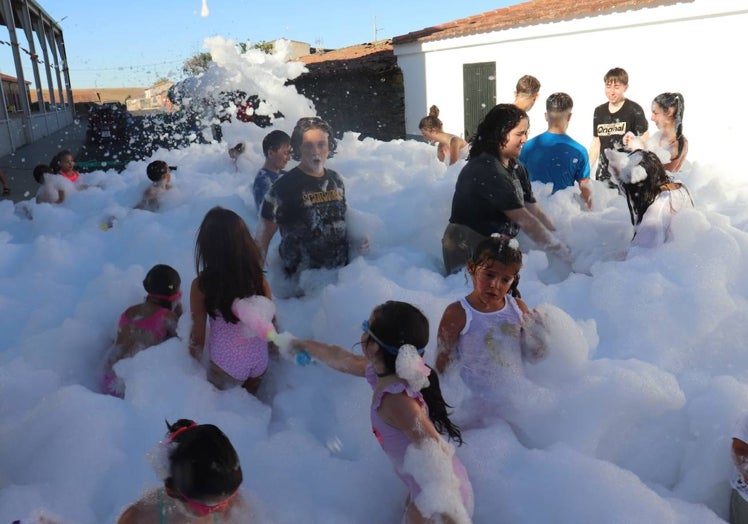 Imagen principal - Momentos de diversión en las fiestas de Montejo.