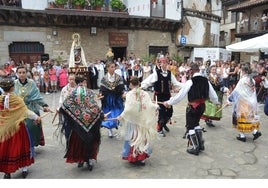 Baile del paloteo, parte del elenco de danzas tradicionales en el ofertorio de San Martín.