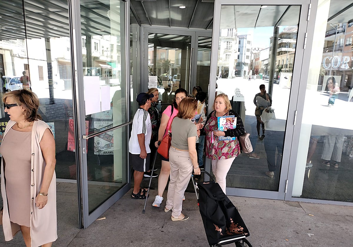 Vecinos saliendo del Ayuntamiento tras recoger el libro de las fiestas patronales en honor a la Virgen de la Asunción.
