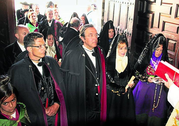 Sacerdote oficiando la ceremonia en la puerta de la iglesia en Candelario en 2012