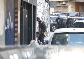 La Policía durante la intervención en la calle Nicaragua.