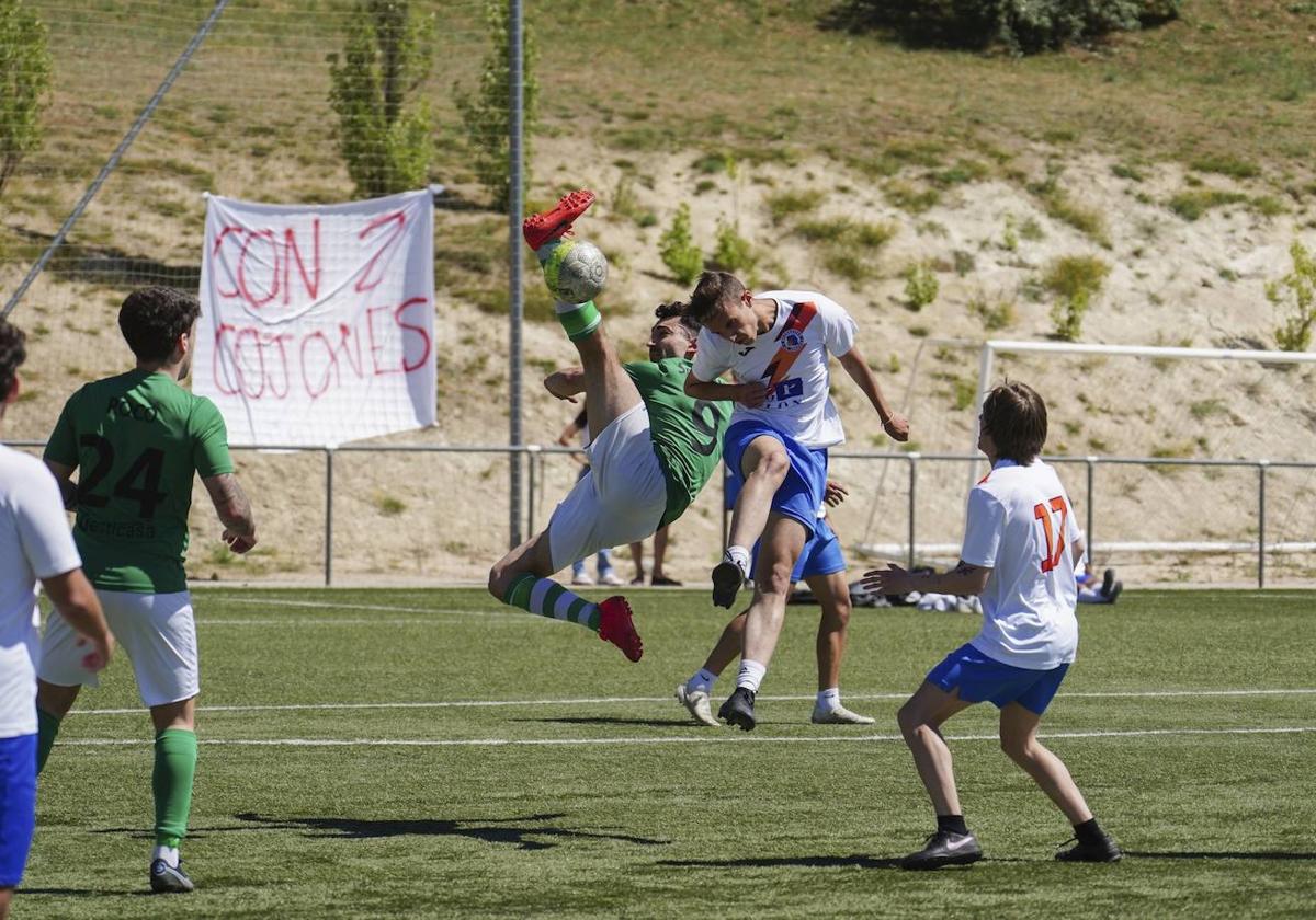 Duelo acrobático por hacerse con un balón durante la disputa de la pasada edición de la Copa Futormes.