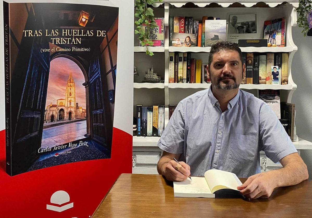 Imagen del escritor Carlos Javier Vega Briz junto a la portada de su nuevo libro.