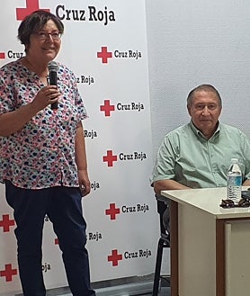 Imagen secundaria 2 - La sede de Cruz Roja fue el escenario del ciclo de charlas que terminó ayer viernes con la presencia del profesor José María Hernández, presentado por la presidenta del CEB, Josefa Montero.