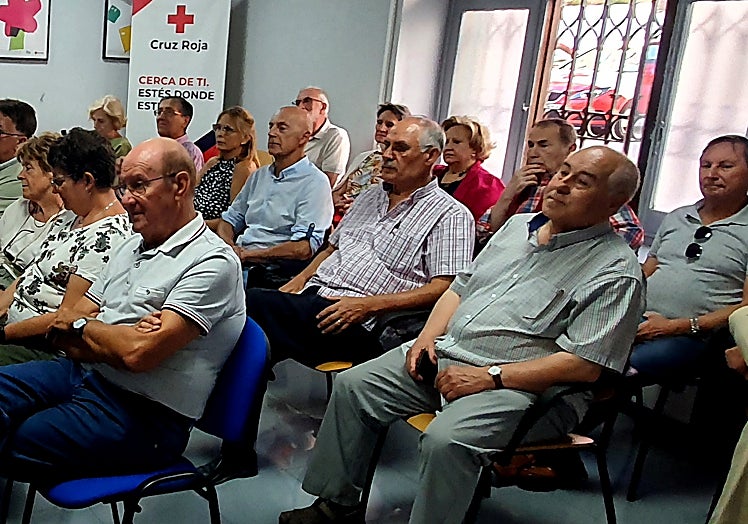 Imagen principal - La sede de Cruz Roja fue el escenario del ciclo de charlas que terminó ayer viernes con la presencia del profesor José María Hernández, presentado por la presidenta del CEB, Josefa Montero.