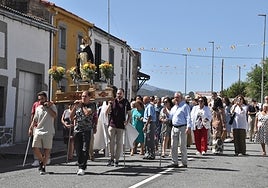 Imagen de los fieles acompañando a Santo Domingo de Guzmán en el recorrido de esta mañana por las calles de Nava de Béjar.