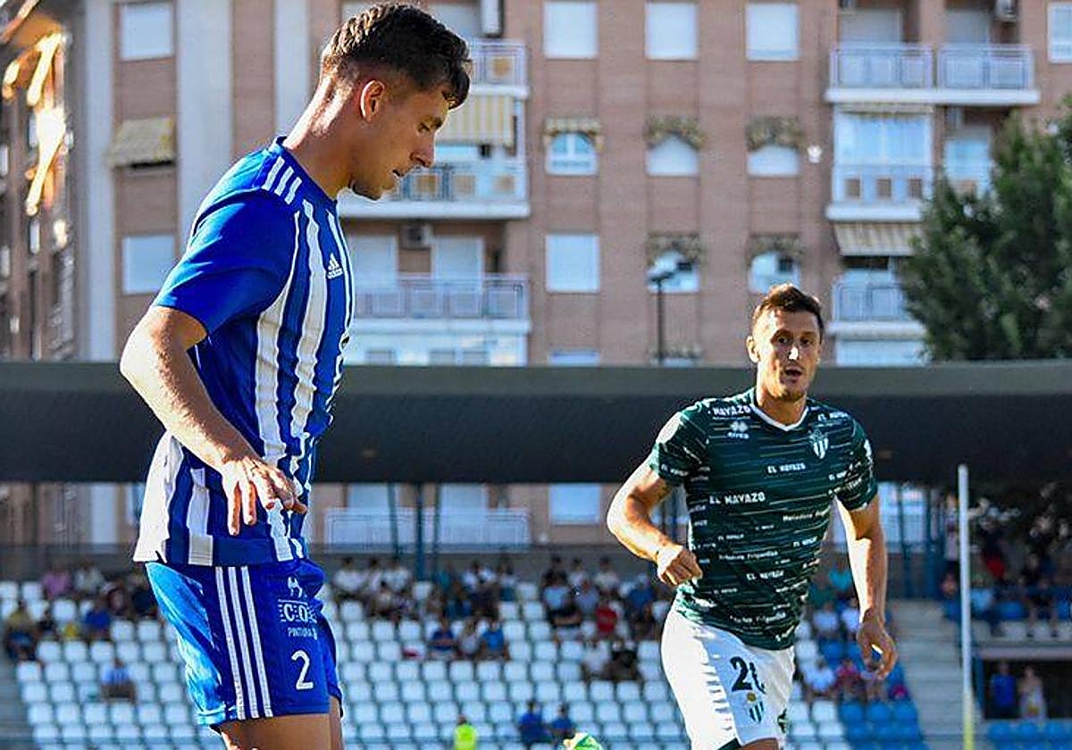 Toti presiona al defensa del Talavera Javi Fontán.