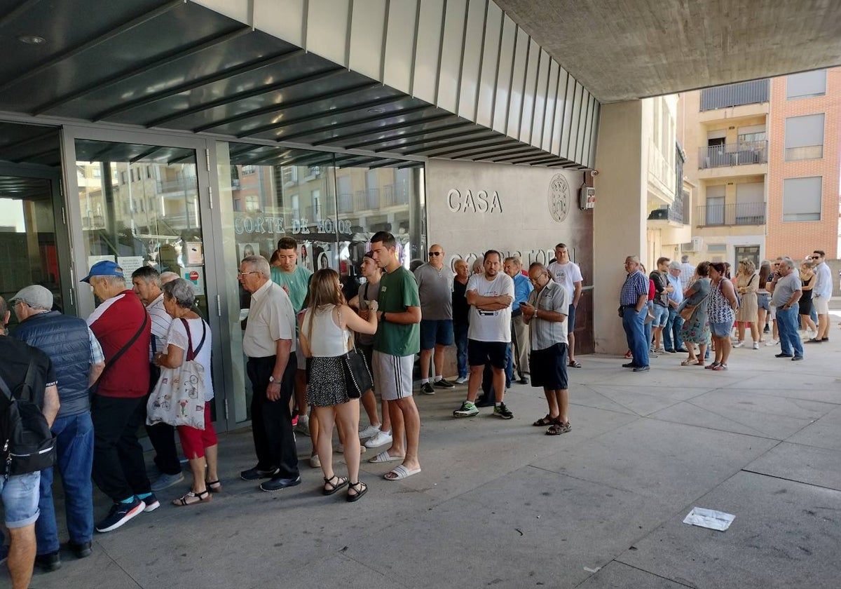 Los aficionados esperaban a la puerta del Ayuntamiento antes de las 11 de la mañana.