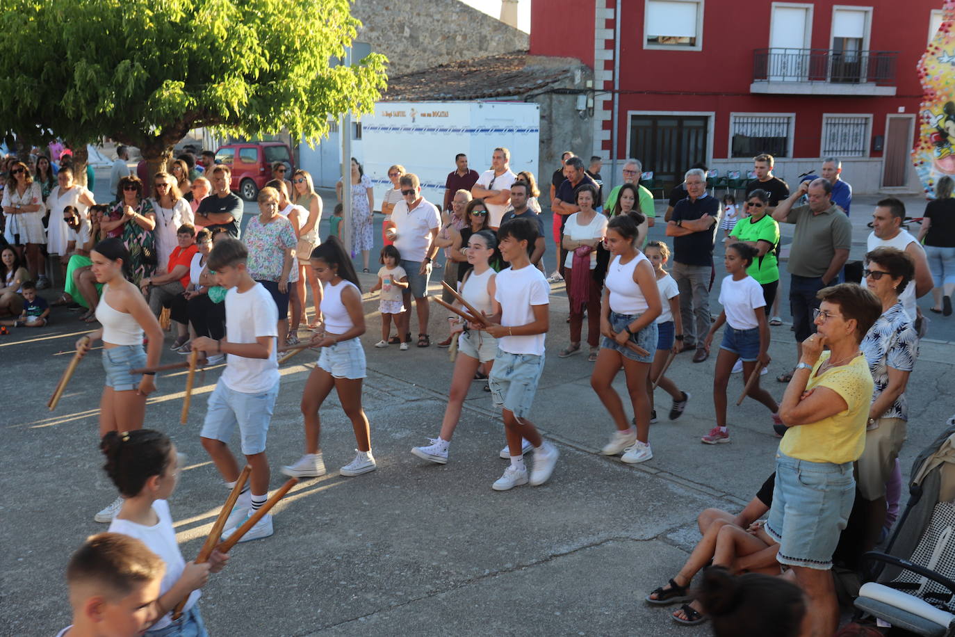 Los más jóvenes se suman a la tradición de los paleos en Peromingo