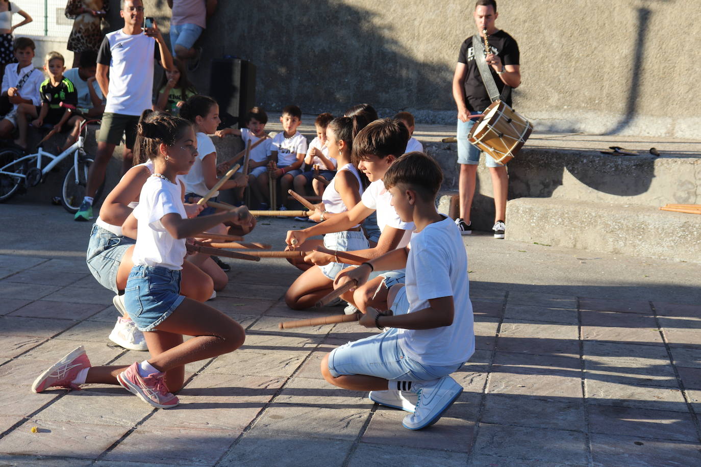 Los más jóvenes se suman a la tradición de los paleos en Peromingo